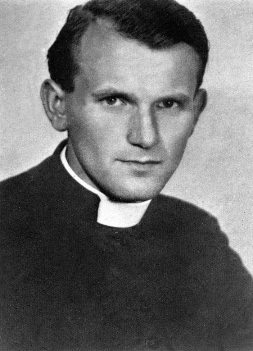 Karol Józef Wojtyła – În Fața Magazinului Bijutierului